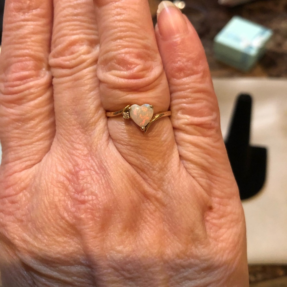 Dainty 14k heart shaped opal ring with natural Diamond. - Picture 6 of 7